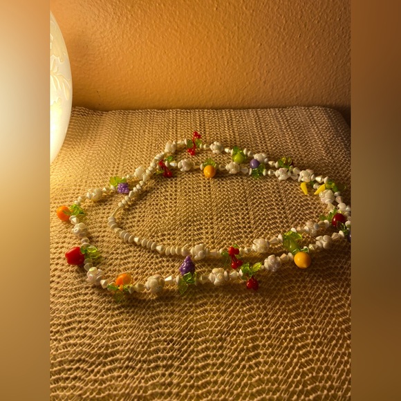 Vintage lucite fruit long strand necklace with white beads - Picture 5 of 7